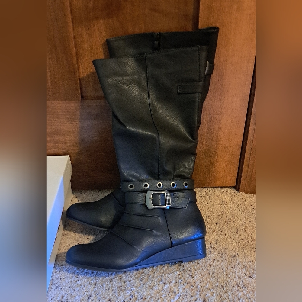 Brand New Kisses Boots - Too Spunky. Black. Size 7.